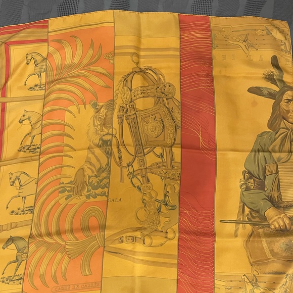 Hermès 90x90 silk scarf with 5 classic heritage patterns combined. - Picture 3 of 7